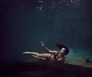 Lady underwater shoot